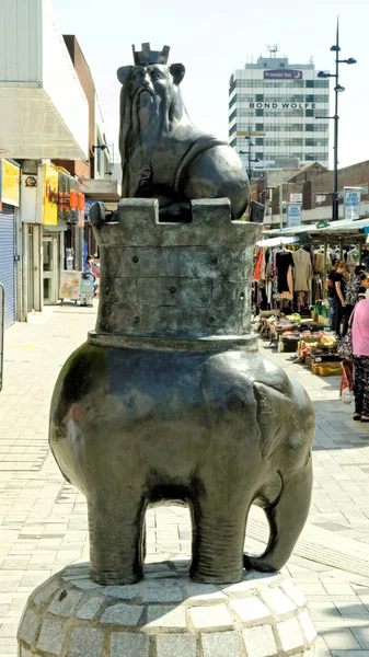 West Bromwich, Ağustos 06: denilen heykel: 'Ben kalenin High Street, İngiltere'de 2018 kralıyım'