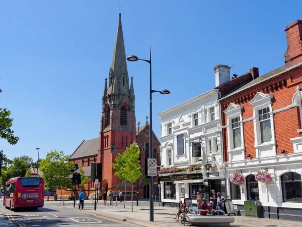 West Bromwich, Ağustos 06: Sandwell - geleneksel ücretsiz ev ve High Street, Birleşik Krallık, 2018 tarihinde Katolik Kilisesi