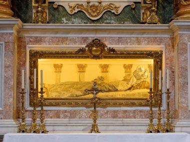 Valencia, Nisan 09: Şirket İspanya 2018 İsa'nın kutsal kalbi Kilisesi. San Jose - sunak mihrabını ve Meryem Ana yaslanmış bir görüntüsünü bir cam vazo içinde alt bölümünde.