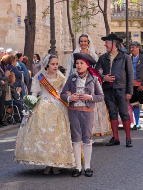 Valencia, Nisan 09: Saint Vincent Ferrer, İspanya 2018 kutlamaları şerefine. Erkek, kadın ve çocuk bir tören geçit bölgesel kostümler giymiş.