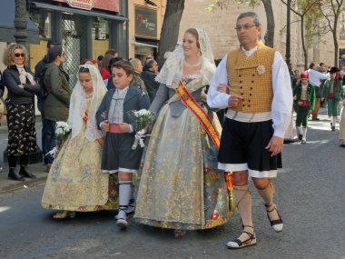 Valencia, Nisan 09: Saint Vincent Ferrer, İspanya 2018 kutlamaları şerefine. Tören geçit töreninde, yürüyen bir aile giyinmiş bölgesel kostümleri.