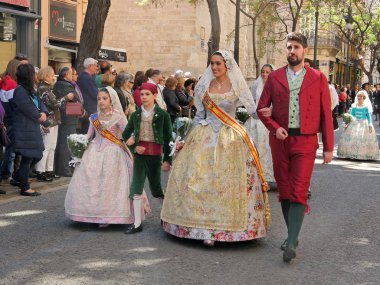Valencia, Nisan 09: St Vincent Ferrer, İspanya 2018 kutlamaları şerefine. Tören geçit töreninde, yürüyen bir aile giyinmiş bölgesel kostümleri.