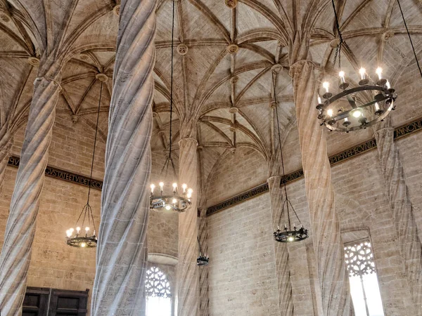Valencia, Nisan 09: La Lonja de Valencia Gotik sivil mimarisinin şaheseri. İspanya 2018. Büyük bir odada üç boyuna naves helisel sütuna göre bölünmüş, Columnary Hall oluşur.