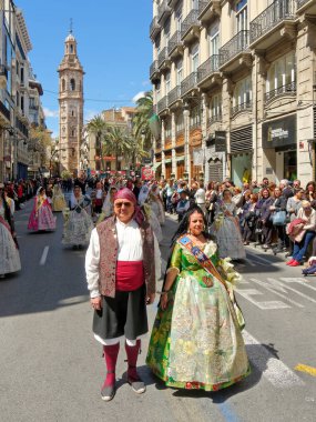 Valencia, Nisan 09: St Vincent Ferrer, İspanya 2018 kutlamaları şerefine. Bir çift, kilise kule, Santa Caterina bölgesel kostümler giymiş bir tören geçit töreni sırasında arka planda.