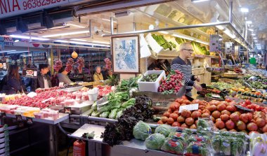 Valencia, Nisan 07: Merkezi Pazar - Mercat. İspanya 2018. Meyve ve sebze ile güzel aydınlatılmış standları.