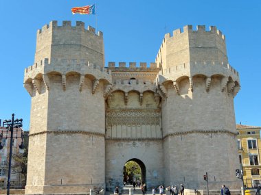 Valencia, Nisan 08: Towers, Torres de Serranos turistik şehir merkezinde, İspanya 2018. Serrano kapısı veya Serrans kapısı, 14. yüzyılda, Valencia merkezi inşa.