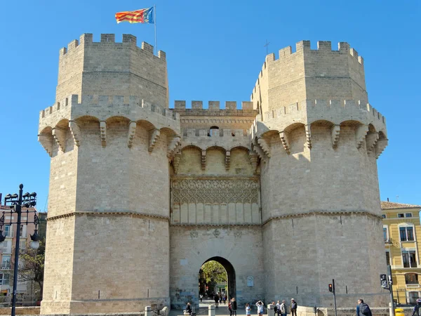 Valencia, Nisan 08: Towers, Torres de Serranos turistik şehir merkezinde, İspanya 2018. Serrano kapısı veya Serrans kapısı, 14. yüzyılda, Valencia merkezi inşa.