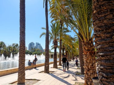Valencia, Nisan 08: Turia, İspanya 2018 Bahçe. Sokak çeşmeleri tarafından palmiye ağaçları ile görüntüleyin.