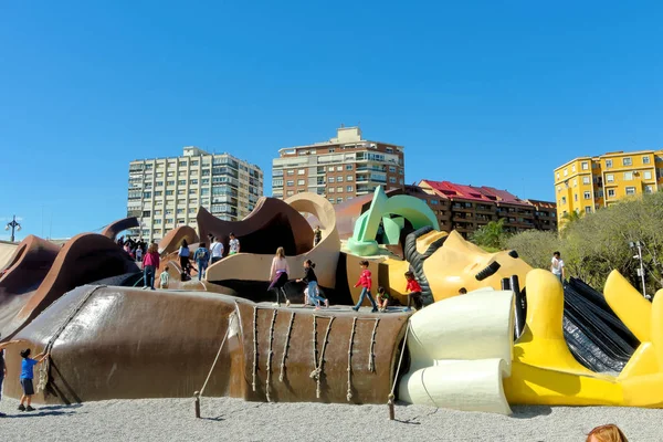 Valencia, Nisan 08: Gulliver Bahçesi üstte, İspanya 2018 birçok çocuklarla Turia'nın bahçesinde.