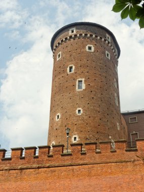 Krakow, 29 Mayıs: Wawel Royal Castle, Polonya 2018. Senatörler kule savunma duvarların arkasında.