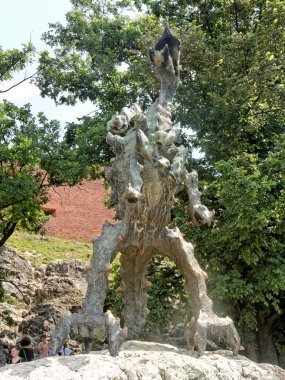 Krakow, 29 Mayıs: Wawel Royal Castle, Polonya 2018. Wawel Dragon metalden yapılmış.
