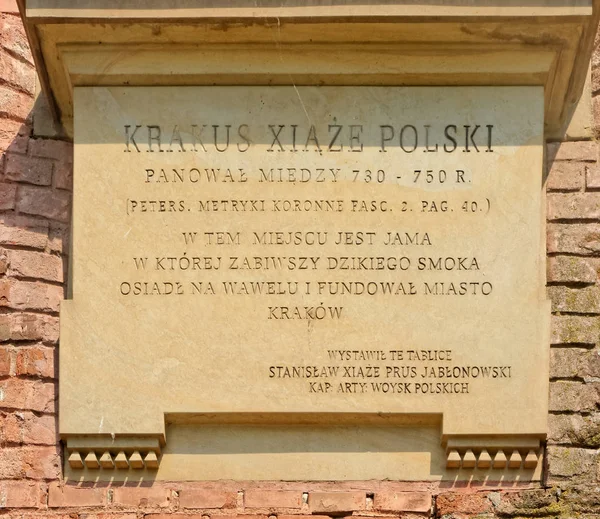 Krakow, 29 Mayıs: Wawel Royal Castle, Polonya 2018. Prens Krak, Krakow kuran için hatıra plak.