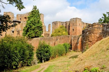 Kenilworth, Ağustos 06: yüksek bir savunma duvar tarafından korunaklı Kenilworth kale harabeleri. İngiltere'de, 2018.