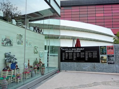 Paris, Ağustos 27: Bir Hediyelik eşya dükkanı görüntülemek için sonraki gece karanlığında, Fransa 2018 'Musée du quai Branly - Jacques Chirac' denilen Müzesi.