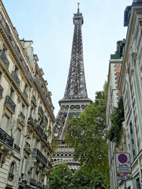Paris, Ağustos 27: Eyfel Kulesi yoğun kentsel binalardan gece karanlığında, Fransa 2018 ortaya çıkan.