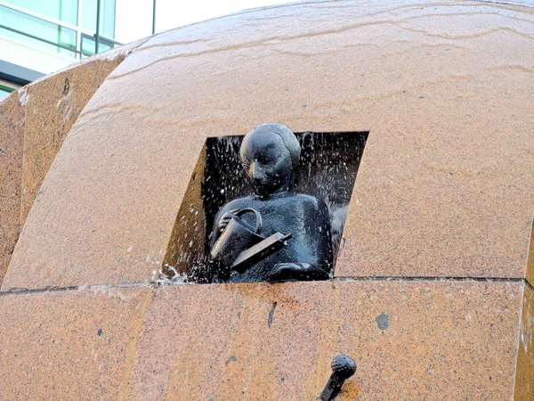 Berlin August Weltkugelbrunnen Wasserschleifen Deutschland 2017 Eine Steinfigur Mit Gießkanne — Stockfoto