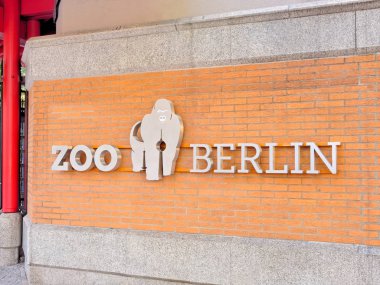 Berlin, Ağustos 09: Berlin Hayvanat Bahçesi, Almanya 2017 Logo. Cephe bina Hayvanat Bahçesi.