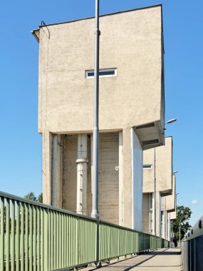 Barajı Nehri Wislok Rzeszow City üzerinde kuleleri aktüatörler.