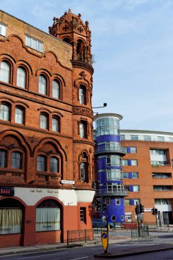 Birmingham, Ekim 07: bir eski kırmızı modern mor bir yanındaki bina. İngiltere'de 2018