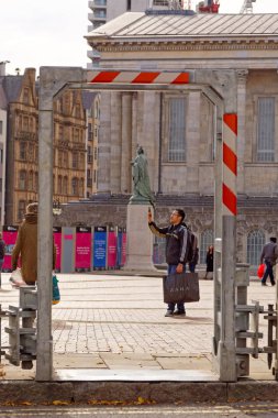 Birmingham, Ekim 07: Victoria Square, turistik Hatıra fotoğraf nereye bir çelik güvenlik girişi. İngiltere'de 2018