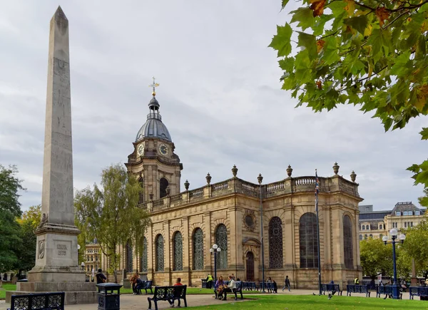 Birmingham, Ekim 07: St Philip's Katedrali ve Hiva sütun Katedral Meydanı'nda bulunmaktadır. İngiltere'de 2018