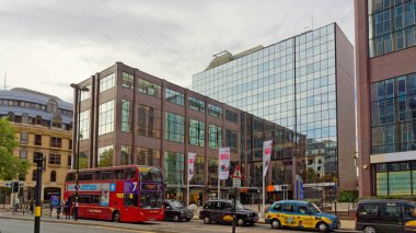 Birmingham, Ekim 07: Kırmızı otobüs ve şehir taksileri Colmore satır Birmingham Snow Hill İstasyonu girişinin önünde. İngiltere'de 2018