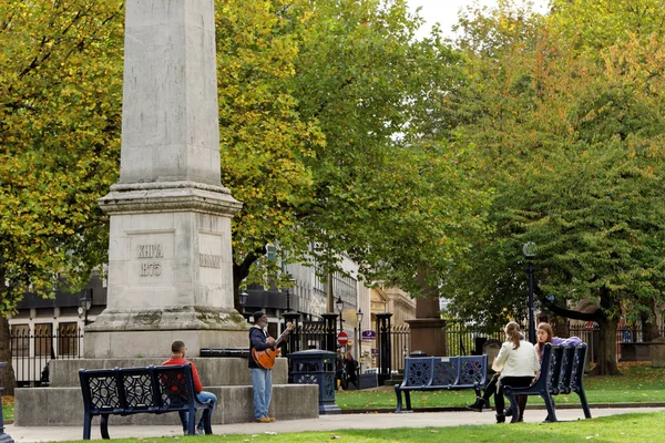 Birmingham October Street Singer Plays Guitar Column Cathedral Square 2018 — Stock Photo, Image