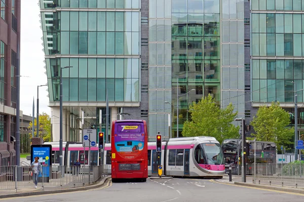 Birmingham, Ekim 07: Modern Batı Midlands Metro vagonları ve Birmingham'ın iş bölgesinde kırmızı otobüste. İngiltere'de 2018