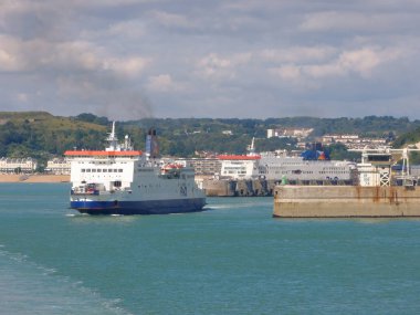 Dover, 14 Ağustos: Güneşli bir günde Dover bağlantı noktası üzerinden bir seyir için feribot bırakır. İngiltere'de 2018