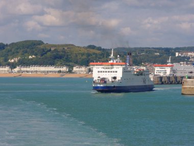 Dover, 14 Ağustos: Güneşli bir günde Dover bağlantı noktası üzerinden bir seyir için feribot bırakır. İngiltere'de 2018