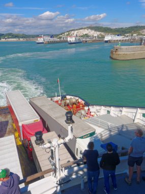 Dover, 14 Ağustos: Dunkerque feribota yolcu denizin ve alt güverteye kamyonlarla bak. İngiltere'de 2018