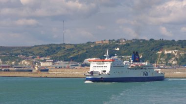 Dover, 14 Ağustos: Güneşli bir günde Dover bağlantı noktası üzerinden bir seyir için feribot bırakır. İngiltere'de 2018