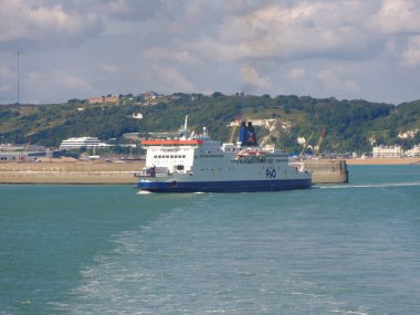 Dover, 14 Ağustos: Güneşli bir günde Dover bağlantı noktası üzerinden bir seyir için feribot bırakır. İngiltere'de 2018