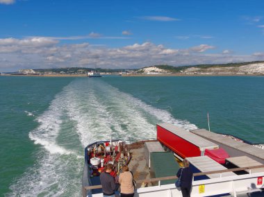 Dover, 14 Ağustos: Dunkerque feribota yolcu denizin ve alt güverteye kamyonlarla bak. İngiltere'de 2018