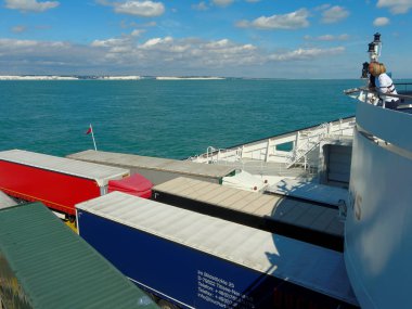 Dover, 14 Ağustos: Dunkerque feribota yolcu denizin ve alt güverteye kamyonlarla bak. İngiltere'de 2018