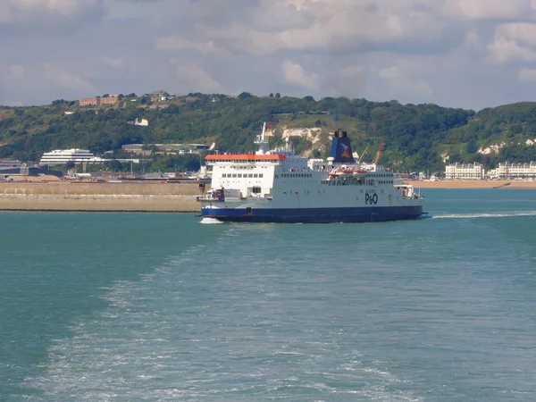 Dover, 14 Ağustos: Güneşli bir günde Dover bağlantı noktası üzerinden bir seyir için feribot bırakır. İngiltere'de 2018