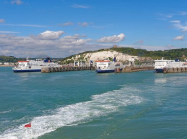 Bağlantı noktası Dover güneşli bir günde, üç feribot.