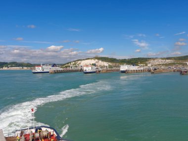 Bağlantı noktası Dover güneşli bir günde, üç feribot.