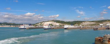 Bağlantı noktası Dover güneşli bir günde, üç feribot.