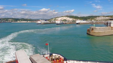 Bağlantı noktası Dover güneşli bir günde, üç feribot.