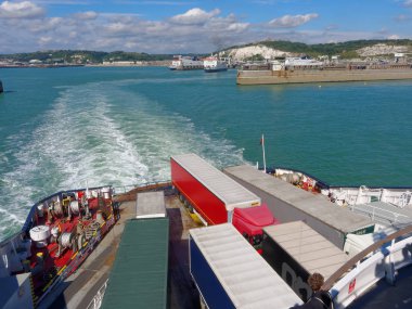 Güneşli bir günde İngilizce kanal tarafından feribot yüzen kamyonlara