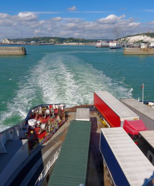 Güneşli bir günde İngilizce kanal tarafından feribot yüzen kamyonlara