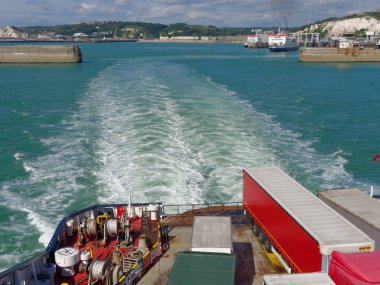 Güneşli bir günde İngilizce kanal tarafından feribot yüzen kamyonlara