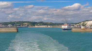 Feribot bir seyir için Dover bağlantı noktası güneşli bir günde bırakır.