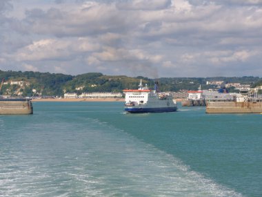 Feribot bir seyir için Dover bağlantı noktası güneşli bir günde bırakır.