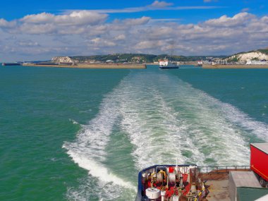 Feribot bir seyir için Dover bağlantı noktası güneşli bir günde bırakır.