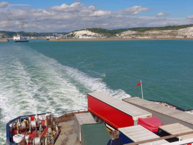 Dover, 14 Ağustos: Dunkerque feribota yolcu denizin ve alt güverteye kamyonlarla bak. İngiltere'de 2018