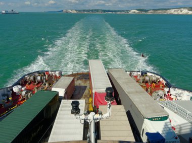 Güneşli bir günde İngilizce kanal tarafından feribot yüzen kamyonlara