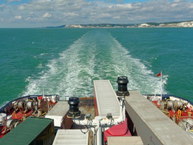 Güneşli bir günde İngilizce kanal tarafından feribot yüzen kamyonlara