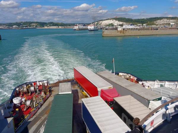 Güneşli bir günde İngilizce kanal tarafından feribot yüzen kamyonlara